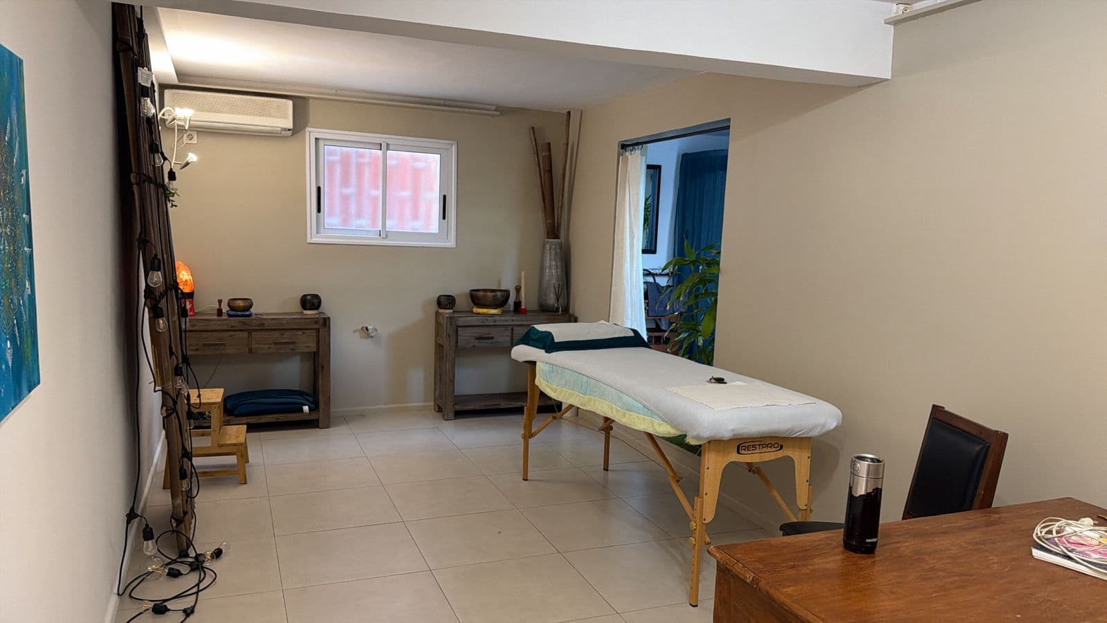 L'espace de soin : table de massage, bols tibétains et ambiance apaisante